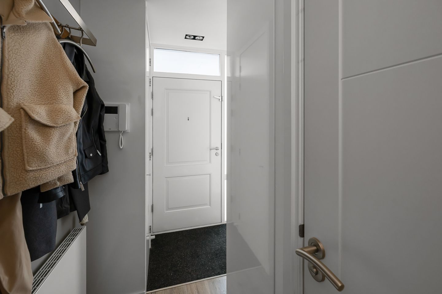 Renovated 2-Room Apartment with Southeast-Facing Balcony in Beverwijk Center — 27