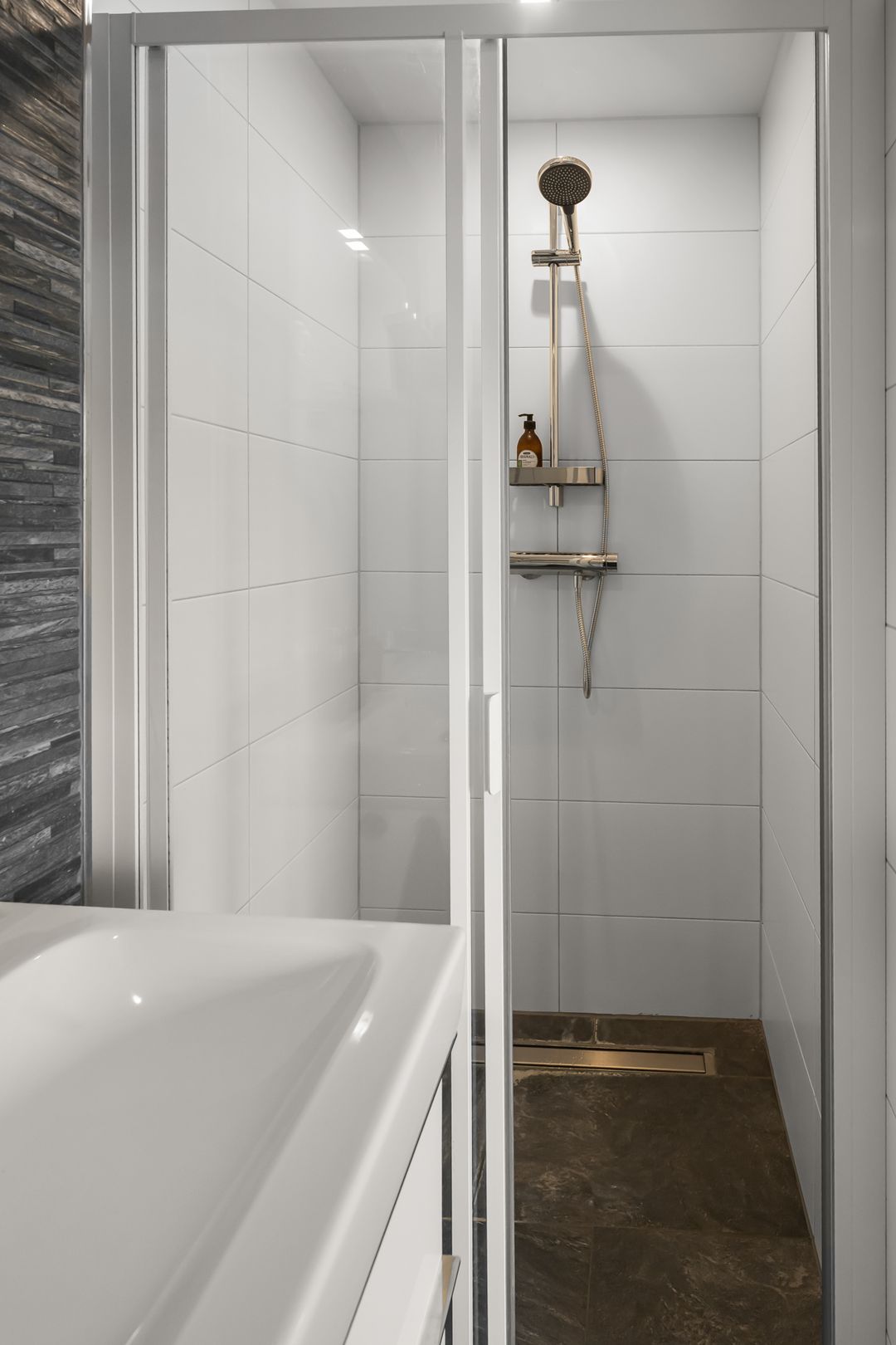 Renovated 2-Room Apartment with Southeast-Facing Balcony in Beverwijk Center — 36