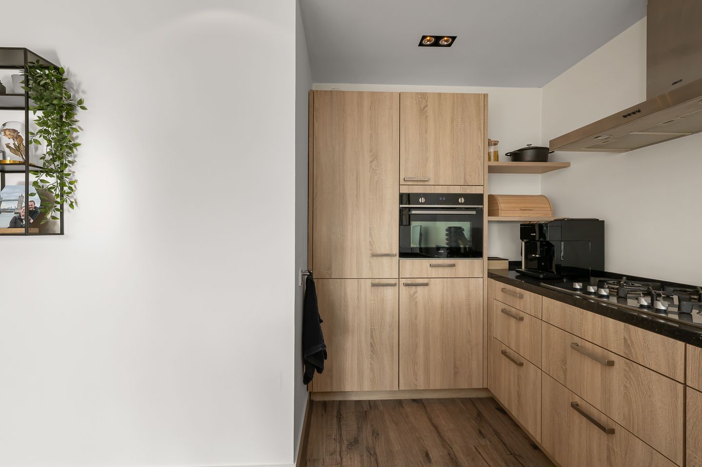 Renovated 2-Room Apartment with Southeast-Facing Balcony in Beverwijk Center — 18