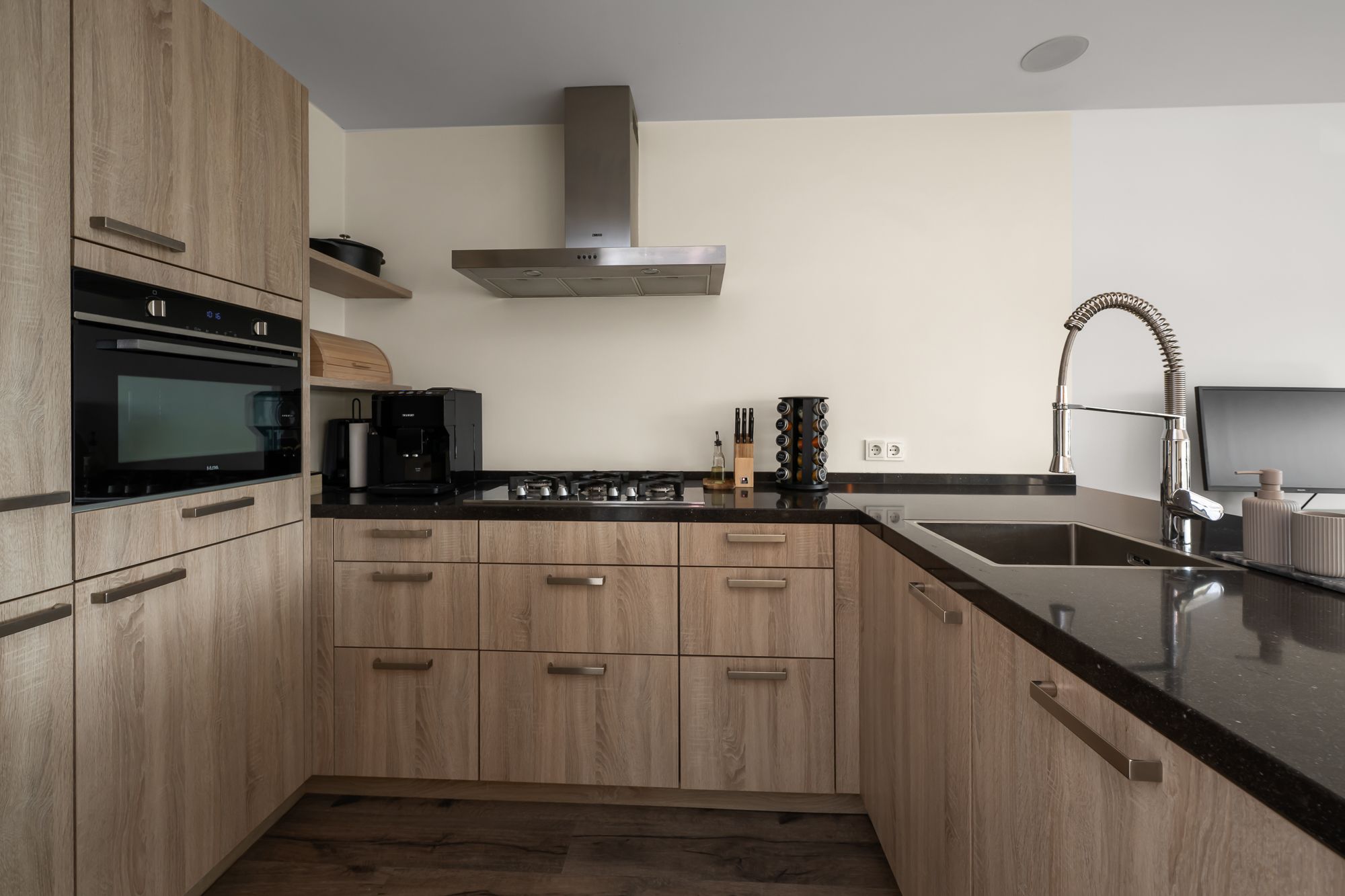 Renovated 2-Room Apartment with Southeast-Facing Balcony in Beverwijk Center — 16