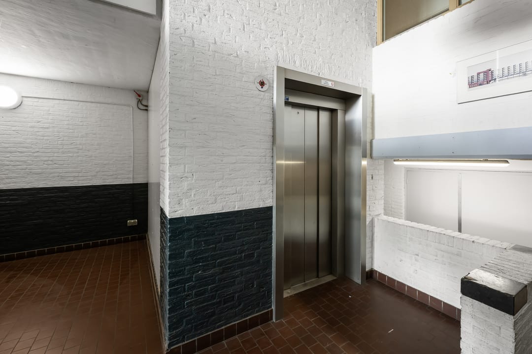 Renovated 2-Room Apartment with Southeast-Facing Balcony in Beverwijk Center — 41
