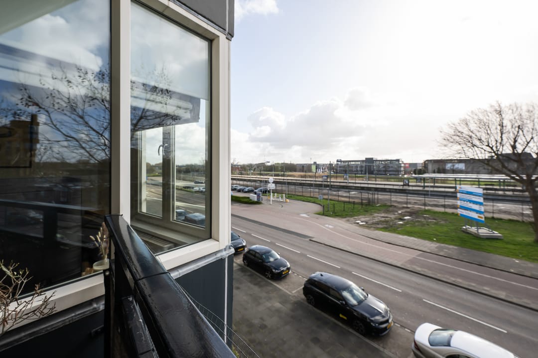 Renovated 2-Room Apartment with Southeast-Facing Balcony in Beverwijk Center — 20