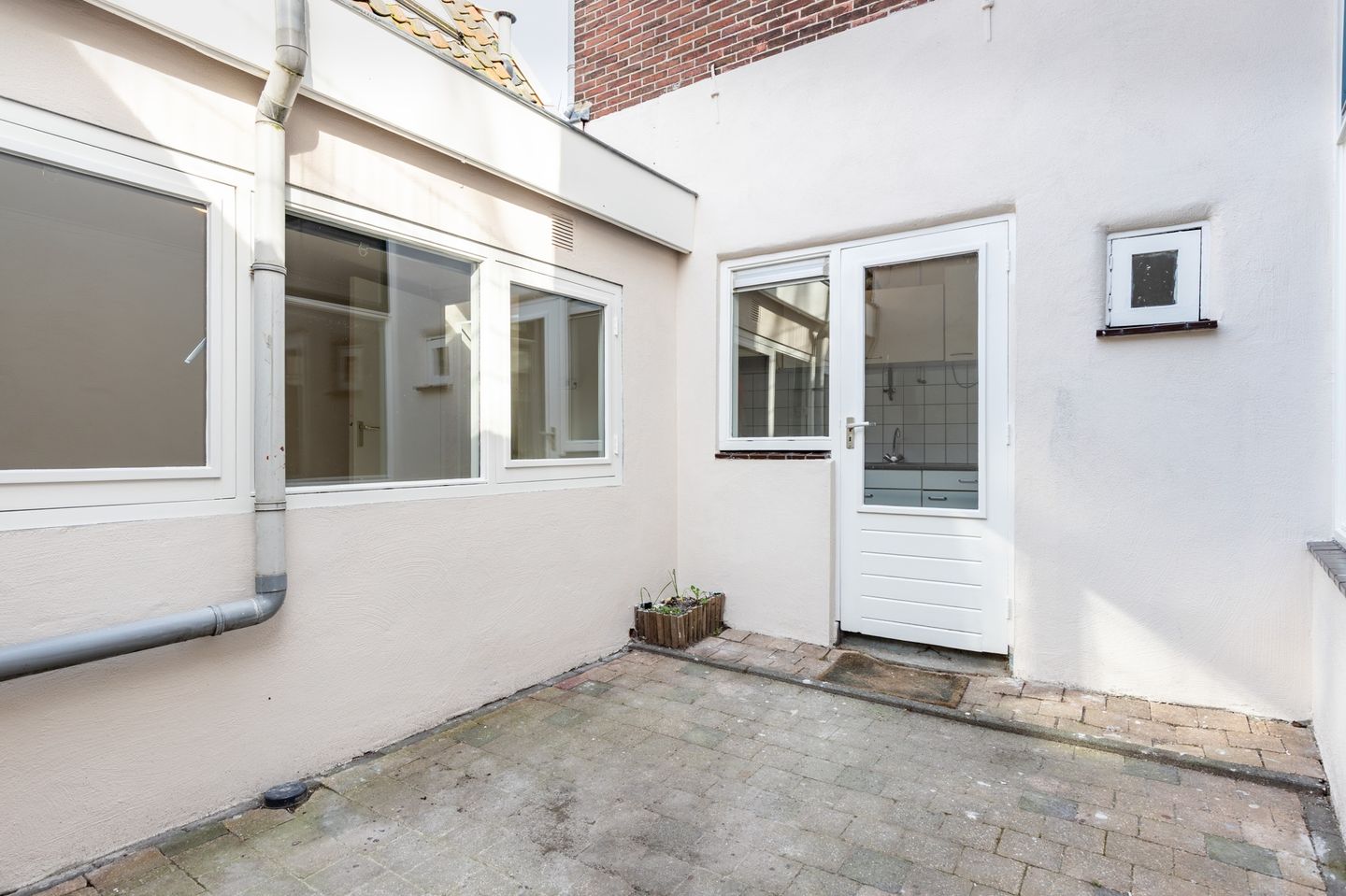 Charming ground floor apartment from 1750 with private west-facing courtyard near Leiden centre — 18