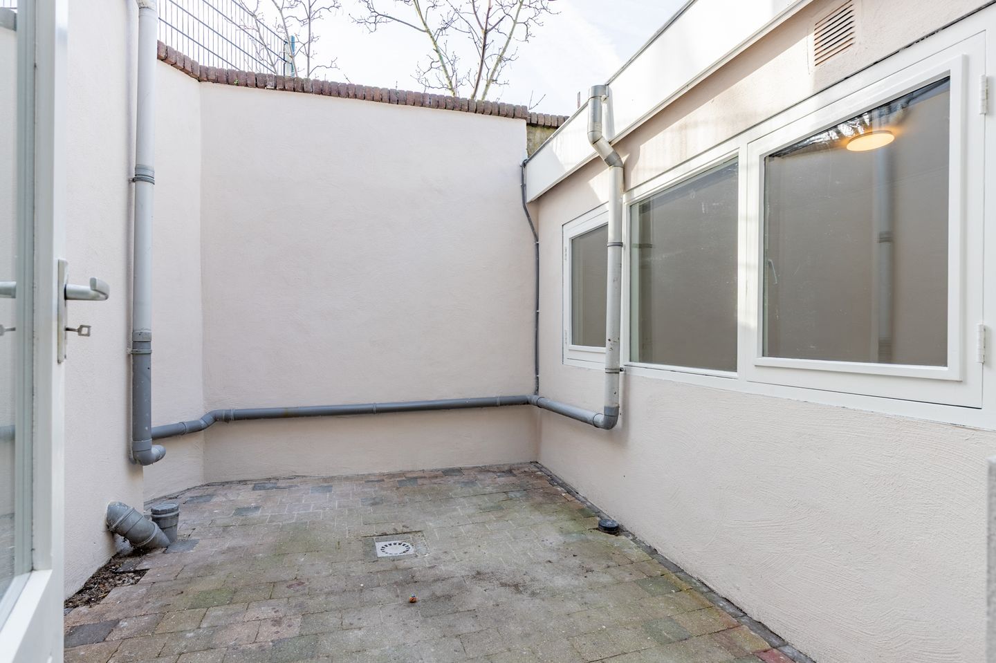 Charming ground floor apartment from 1750 with private west-facing courtyard near Leiden centre — 17