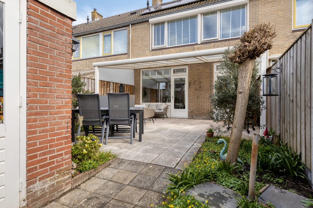 Spacious Family Home with Five Bedrooms and Sunny Southwest Garden — 36