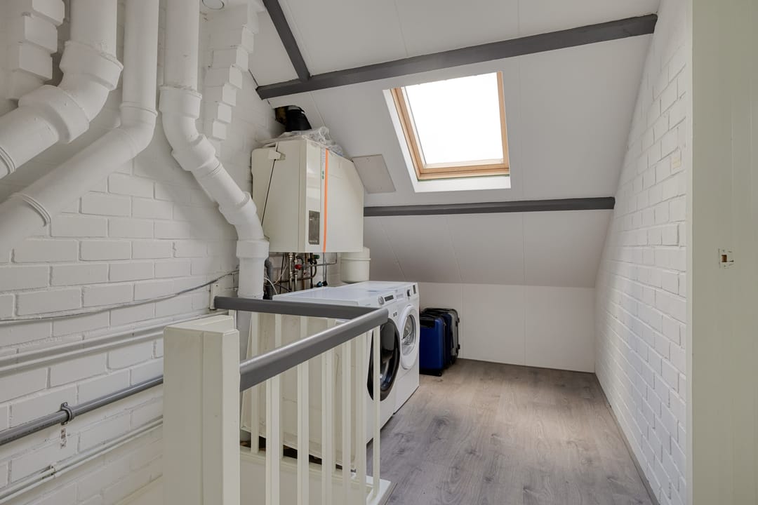 Spacious Family Home with Five Bedrooms and Sunny Southwest Garden — 26