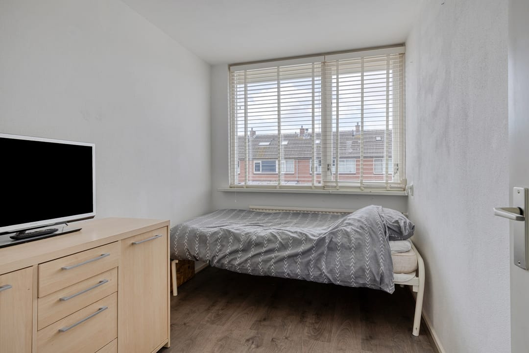 Spacious Family Home with Five Bedrooms and Sunny Southwest Garden — 22