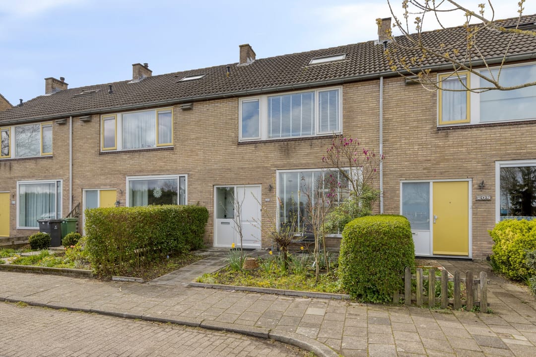 Spacious Family Home with Five Bedrooms and Sunny Southwest Garden — 37