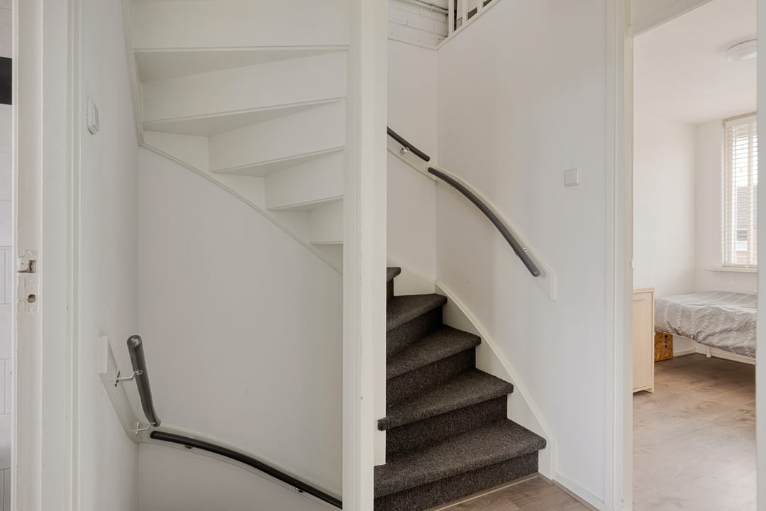 Spacious Family Home with Five Bedrooms and Sunny Southwest Garden — 17