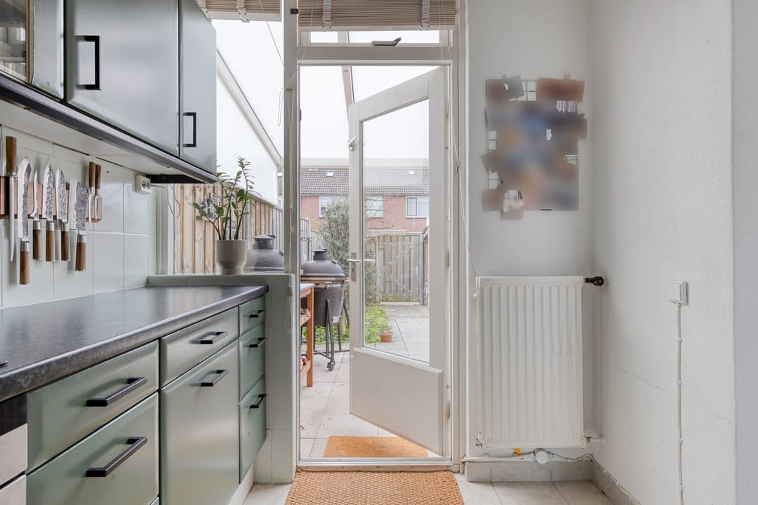 Spacious Family Home with Five Bedrooms and Sunny Southwest Garden — 16