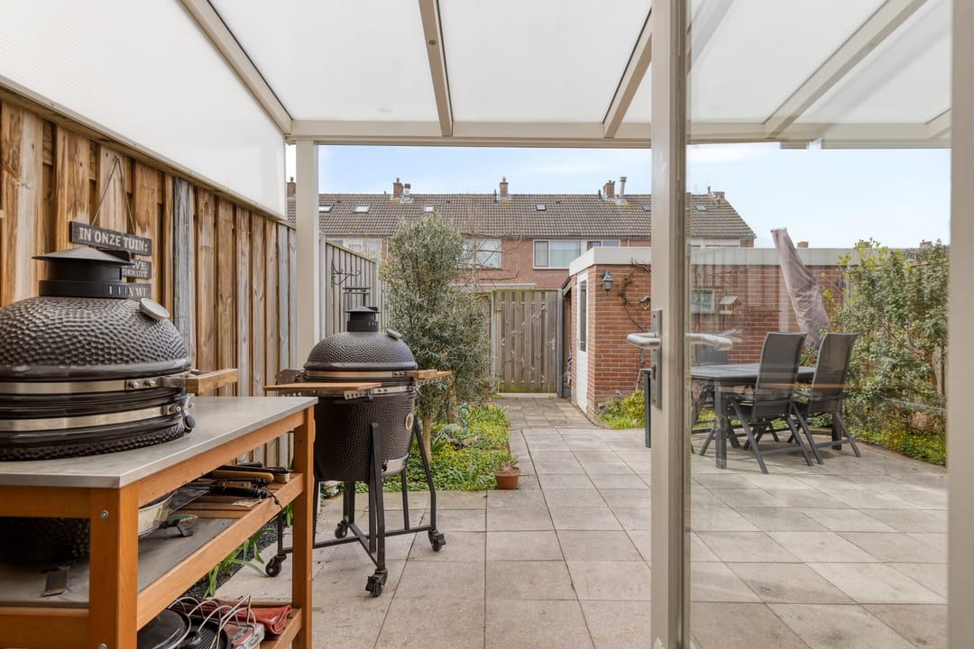 Spacious Family Home with Five Bedrooms and Sunny Southwest Garden — 31