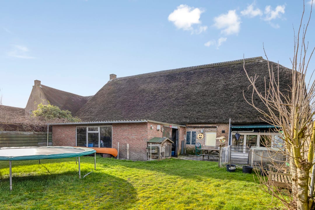 Charming thatched corner house with spacious garden in Almkerk — 37