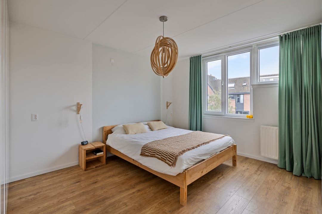 Bright and Modern Family Home with Five Bedrooms and Sunny Garden in Woerden — 13