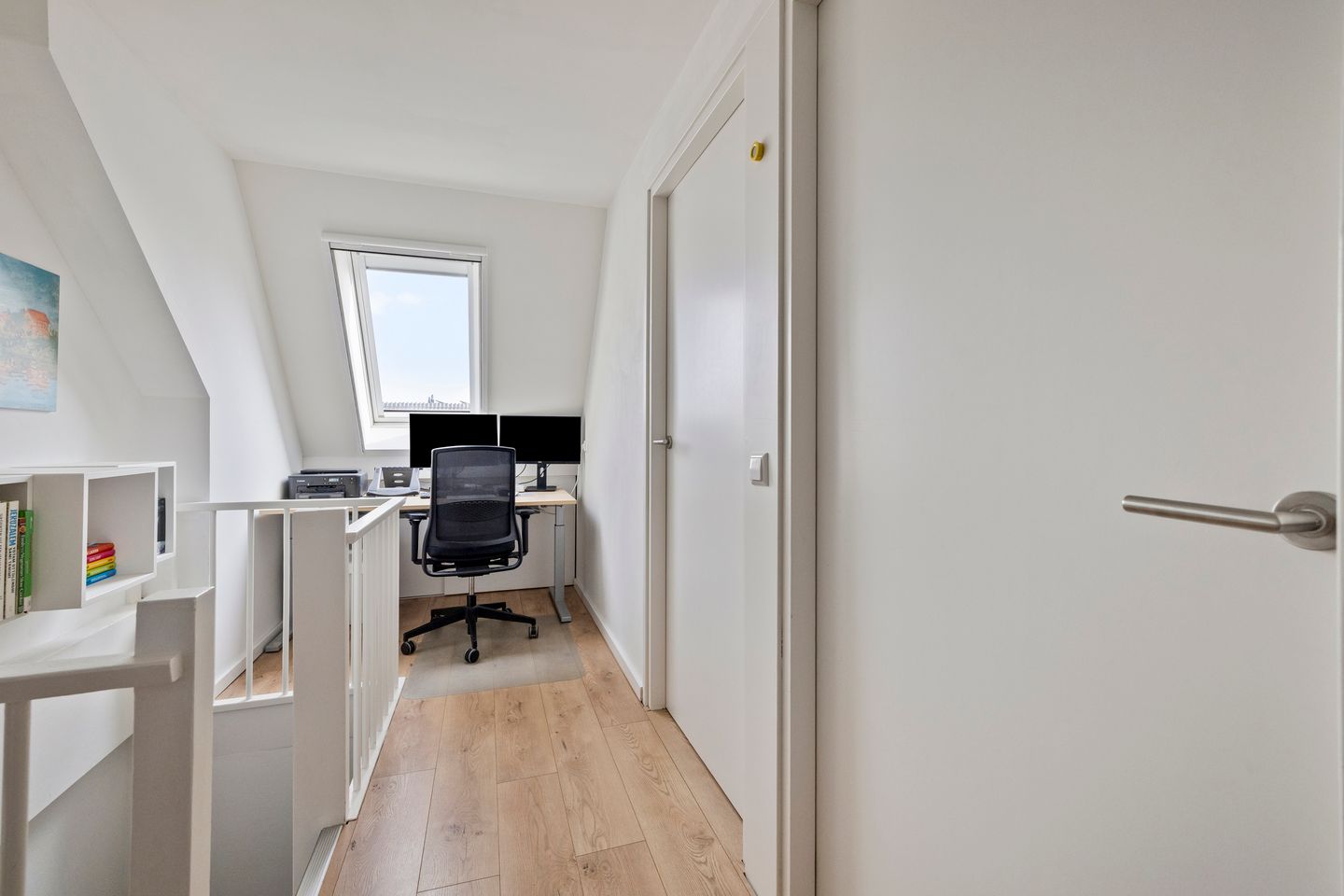 Bright and Modern Family Home with Five Bedrooms and Sunny Garden in Woerden — 19