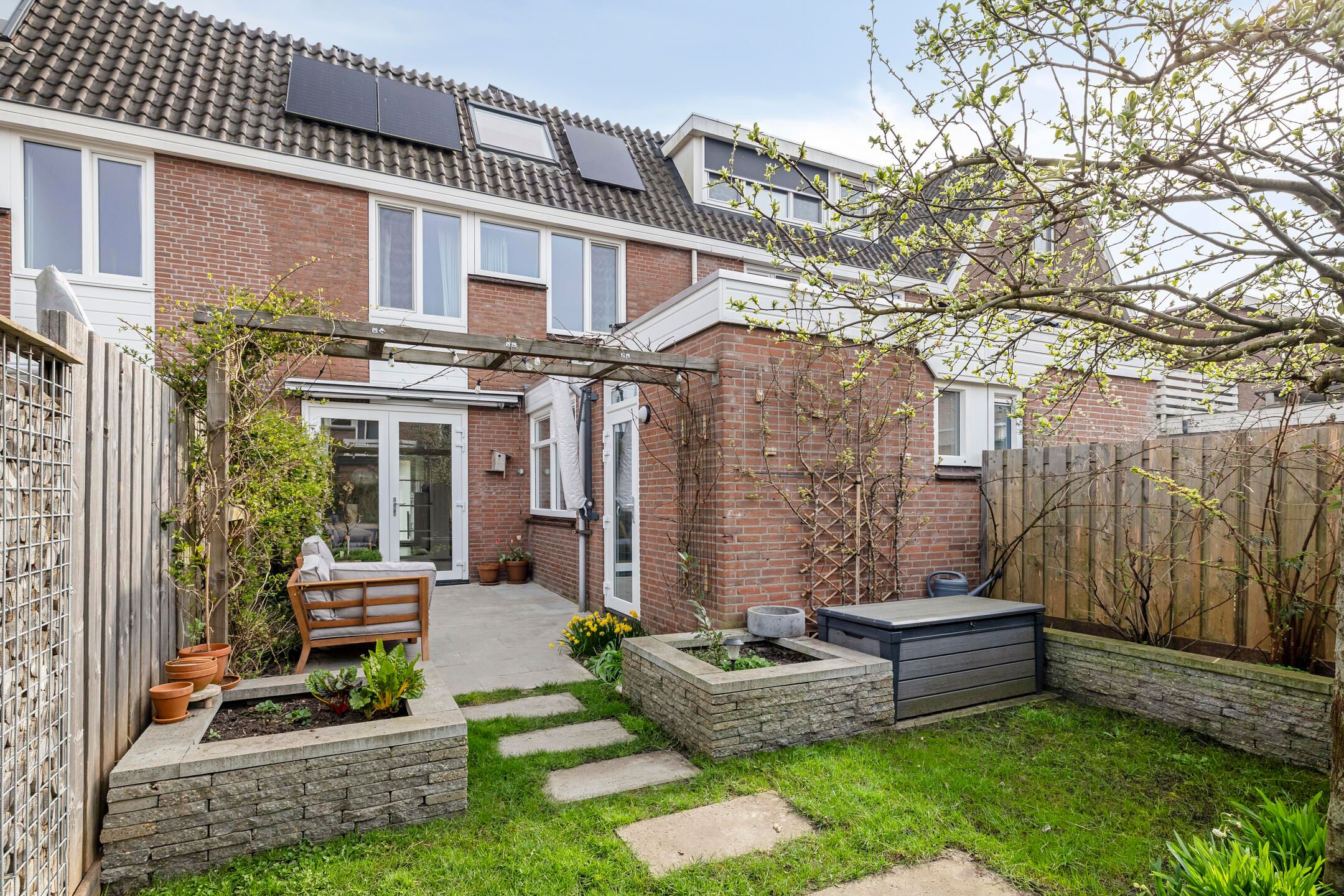 Bright and Modern Family Home with Five Bedrooms and Sunny Garden in Woerden — 24