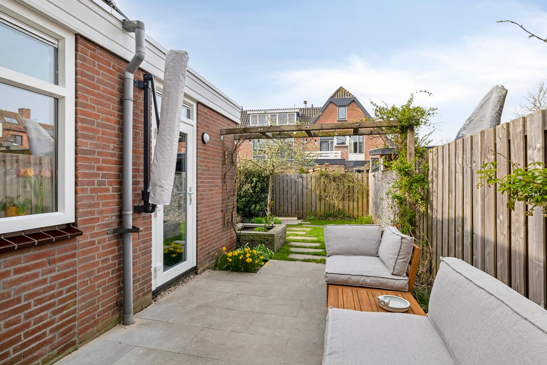 Bright and Modern Family Home with Five Bedrooms and Sunny Garden in Woerden — 26