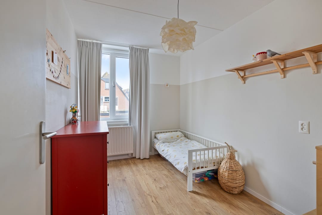 Bright and Modern Family Home with Five Bedrooms and Sunny Garden in Woerden — 16