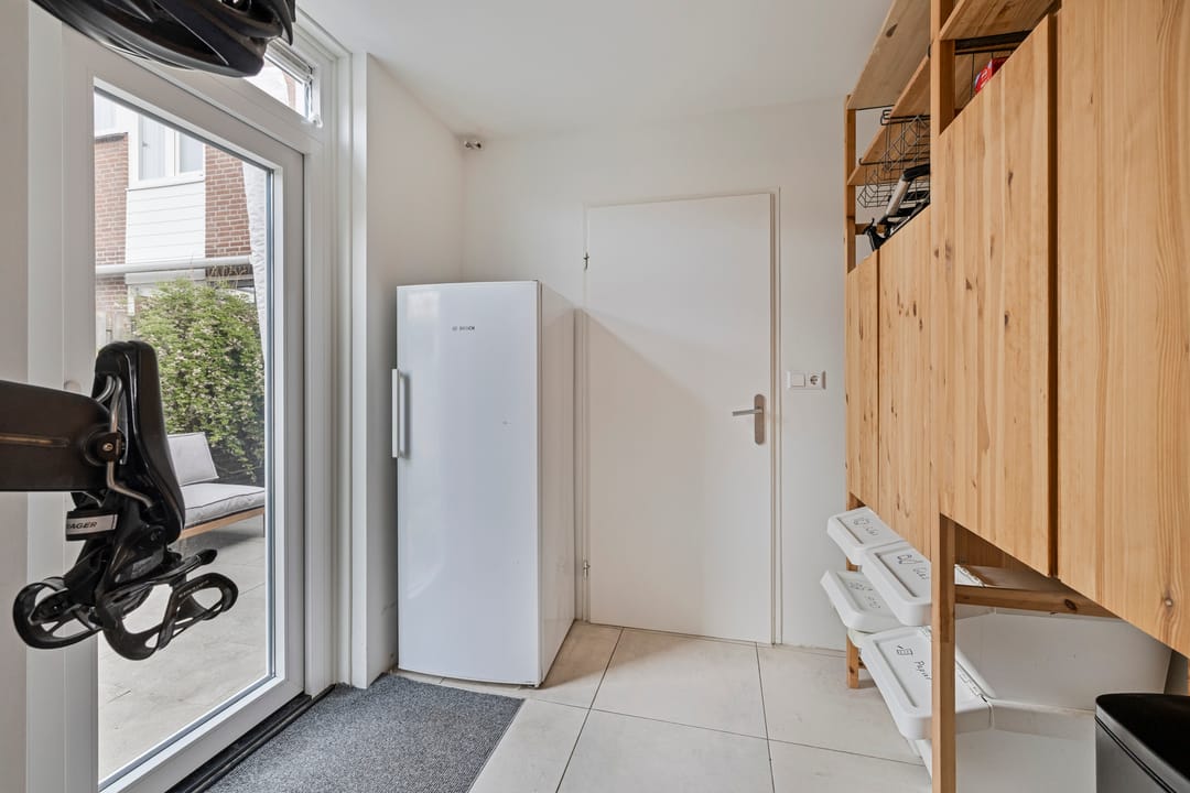 Bright and Modern Family Home with Five Bedrooms and Sunny Garden in Woerden — 22