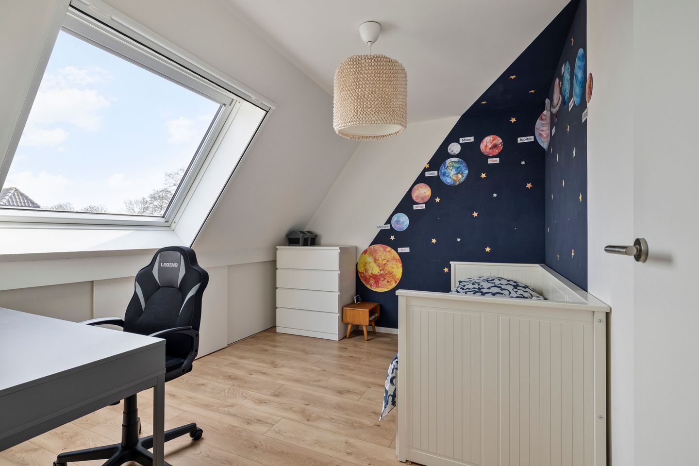 Bright and Modern Family Home with Five Bedrooms and Sunny Garden in Woerden — 20