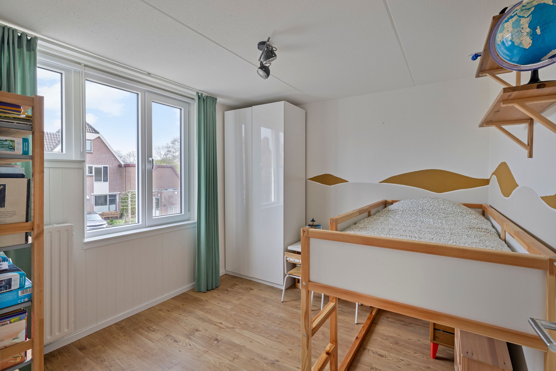 Bright and Modern Family Home with Five Bedrooms and Sunny Garden in Woerden — 15