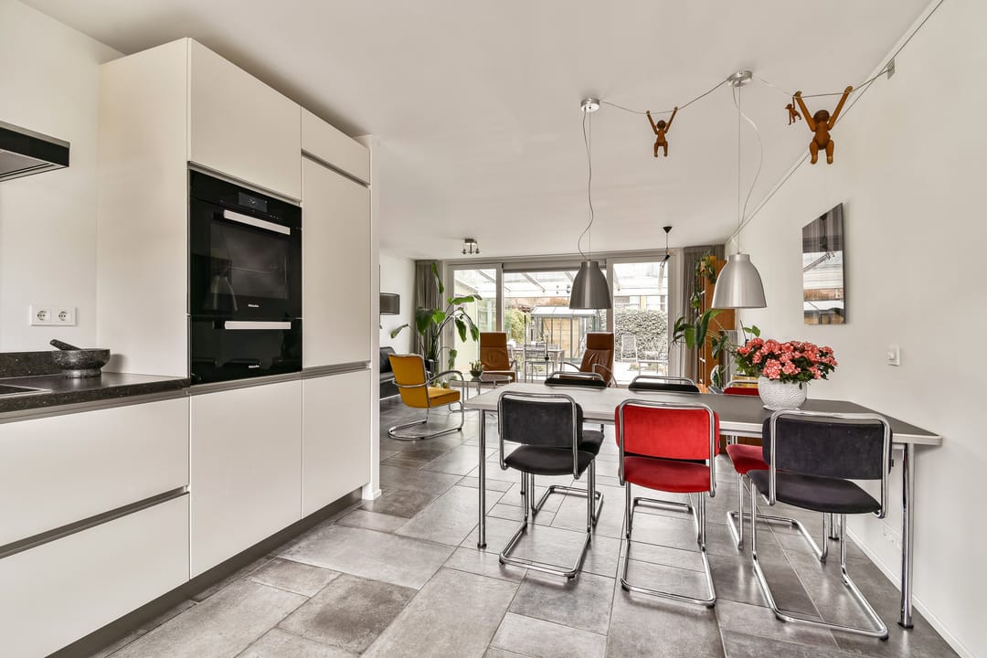 Modern move-in ready family home with glass canopy and waterfront garden — 12