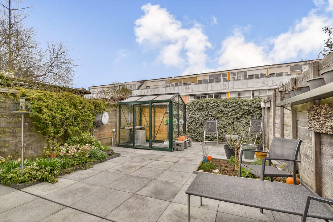 Modern move-in ready family home with glass canopy and waterfront garden — 16