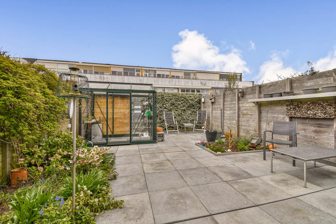 Modern move-in ready family home with glass canopy and waterfront garden — 15