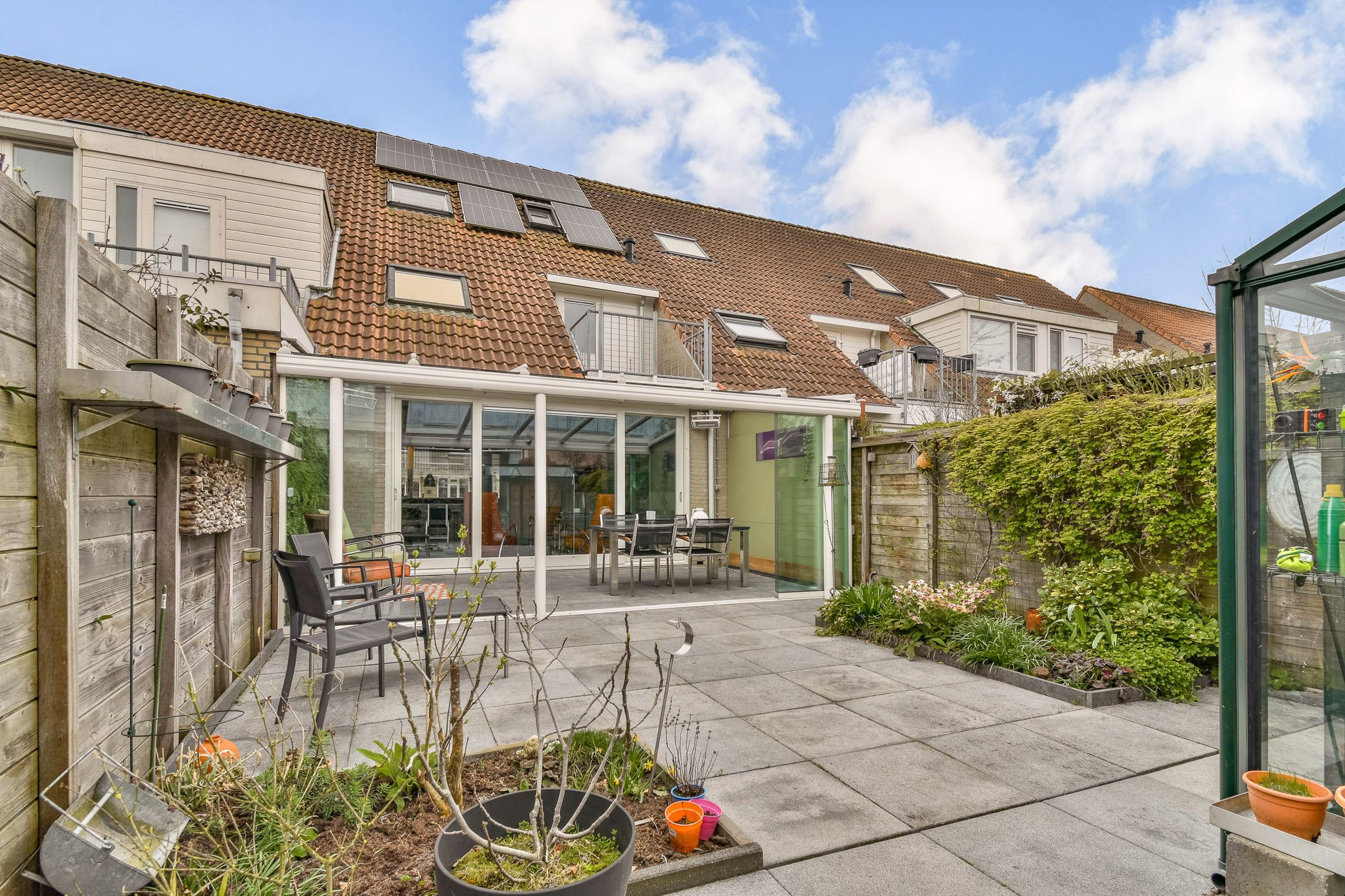 Modern move-in ready family home with glass canopy and waterfront garden — 17