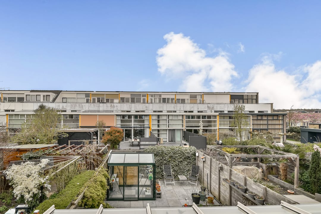 Modern move-in ready family home with glass canopy and waterfront garden — 22