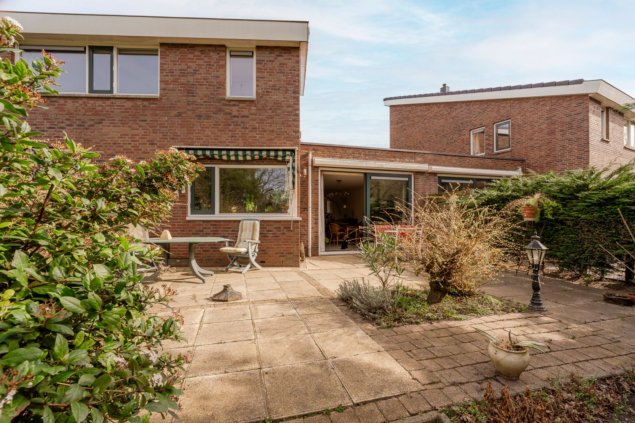 Semi-detached 55+ residence with garage and sunny garden in green park setting — 21