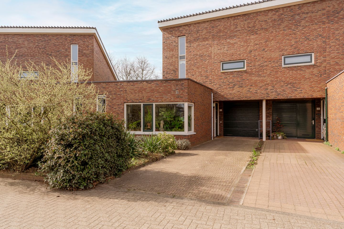 Semi-detached 55+ residence with garage and sunny garden in green park setting — 35