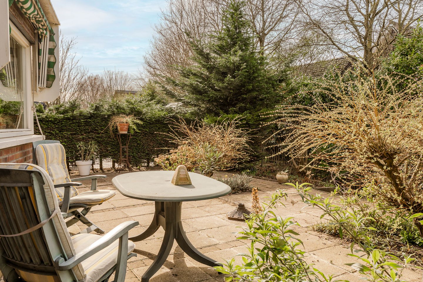 Semi-detached 55+ residence with garage and sunny garden in green park setting — 20