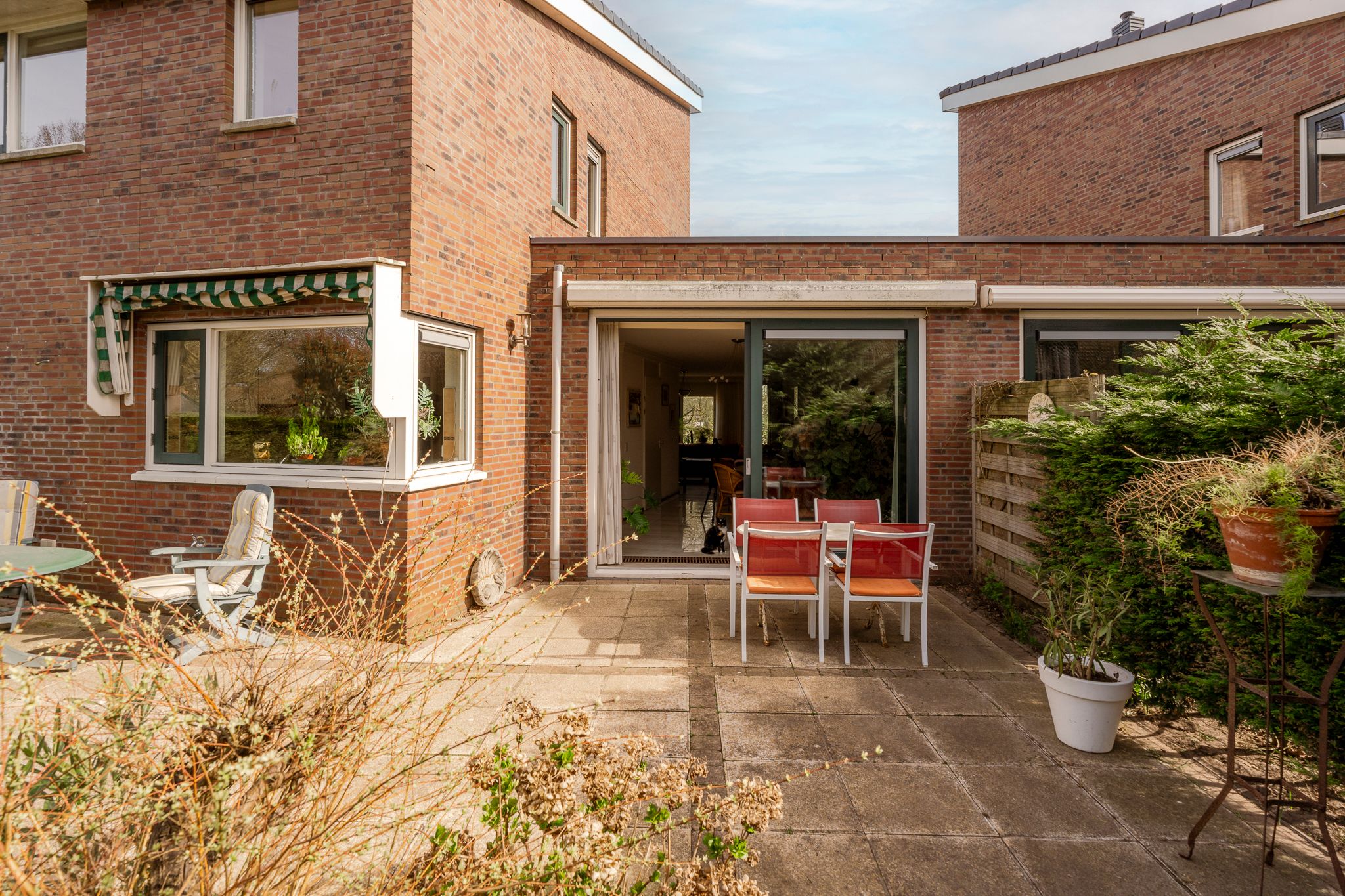Semi-detached 55+ residence with garage and sunny garden in green park setting — 18