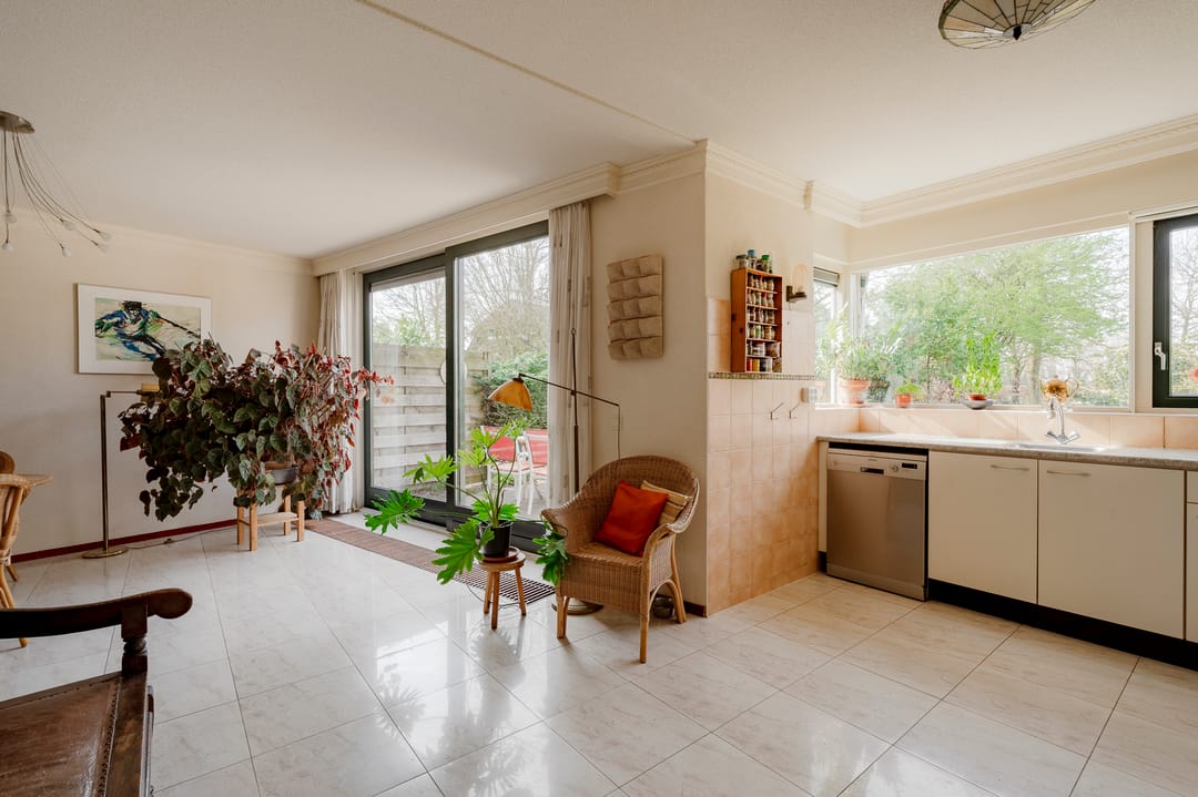 Semi-detached 55+ residence with garage and sunny garden in green park setting — 17