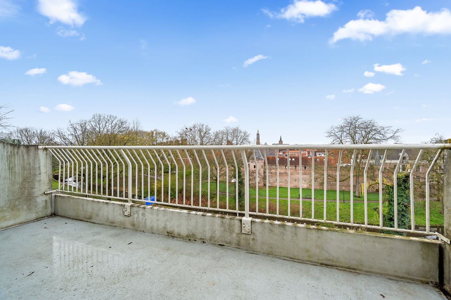 Corner Apartment with Panoramic City Wall Views on the Top Floor — 20