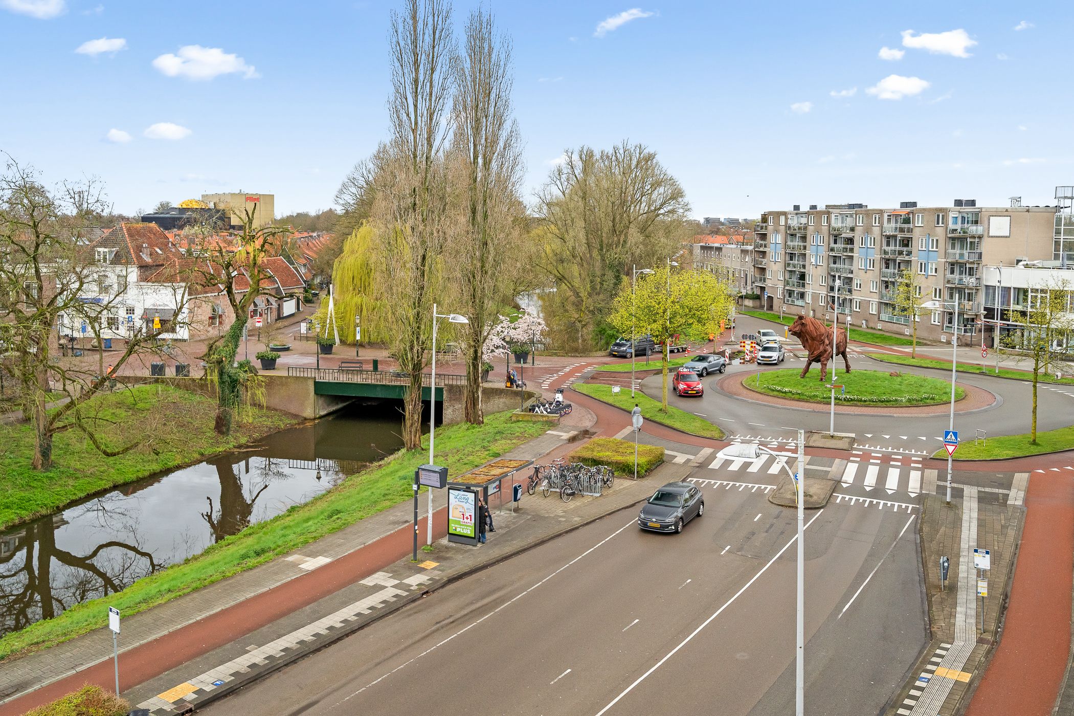 Corner Apartment with Panoramic City Wall Views on the Top Floor — 24