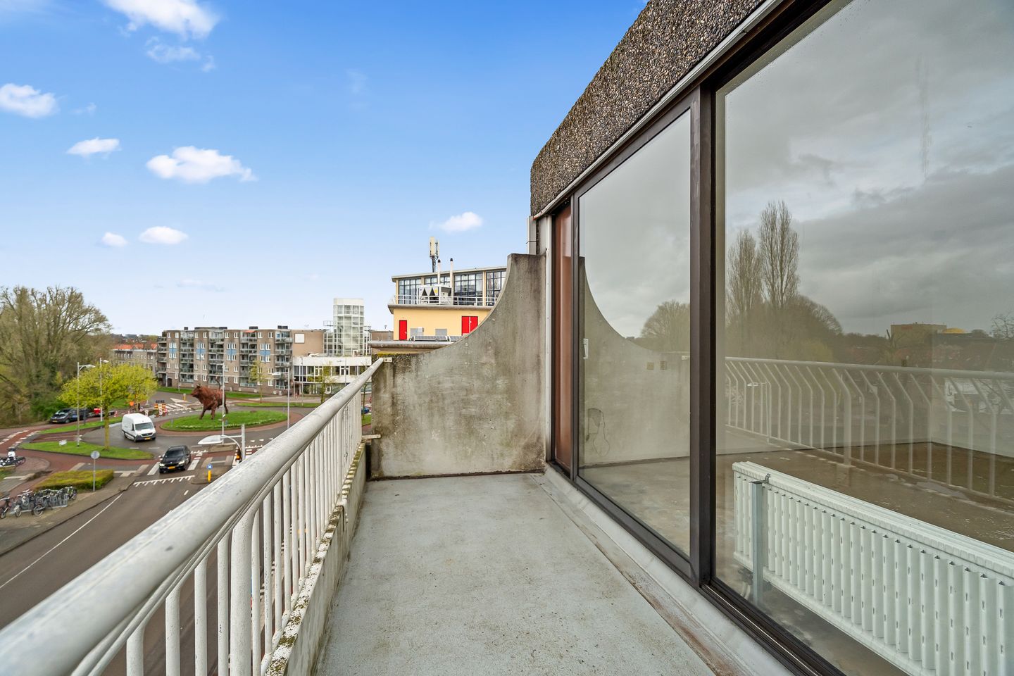 Corner Apartment with Panoramic City Wall Views on the Top Floor — 19