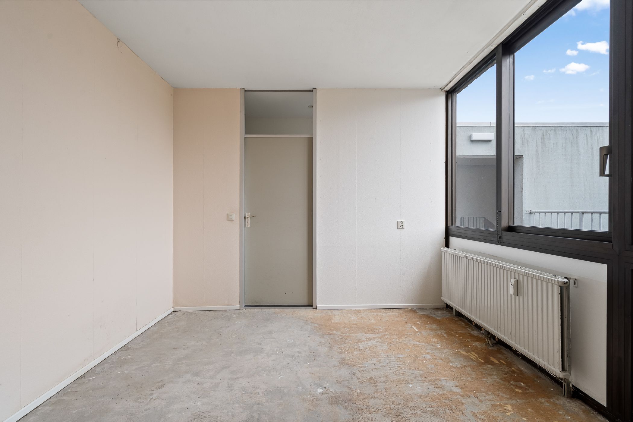 Corner Apartment with Panoramic City Wall Views on the Top Floor — 13