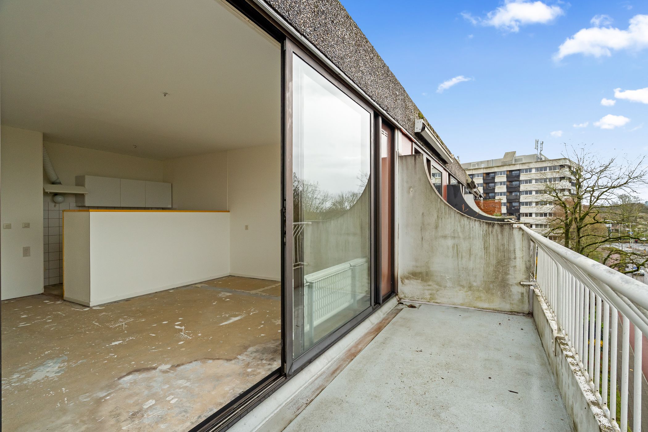 Corner Apartment with Panoramic City Wall Views on the Top Floor — 18