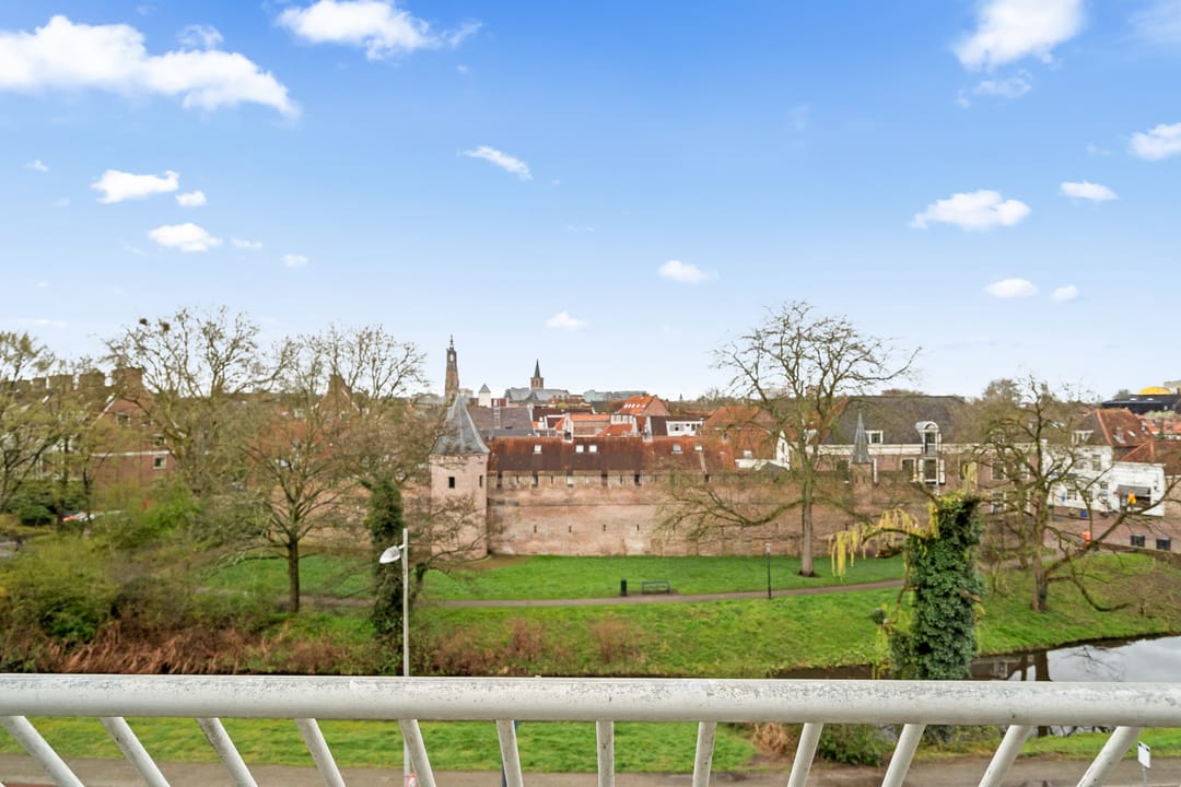 Corner Apartment with Panoramic City Wall Views on the Top Floor — 23