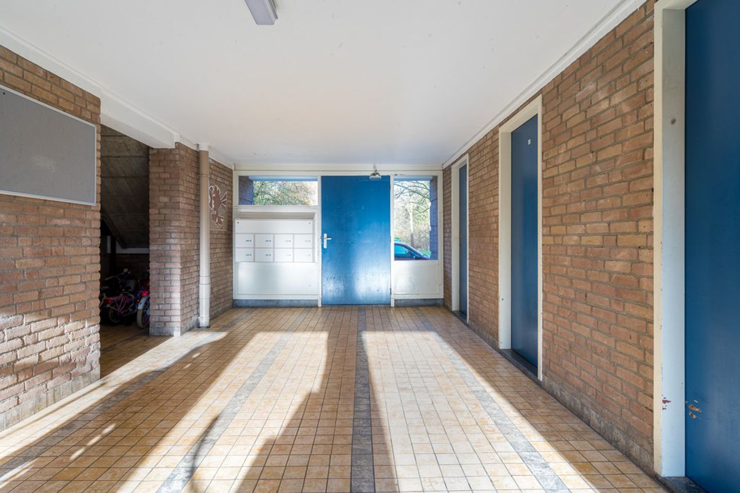 Bright apartment with two balconies and green views in Holtenbroek — 35