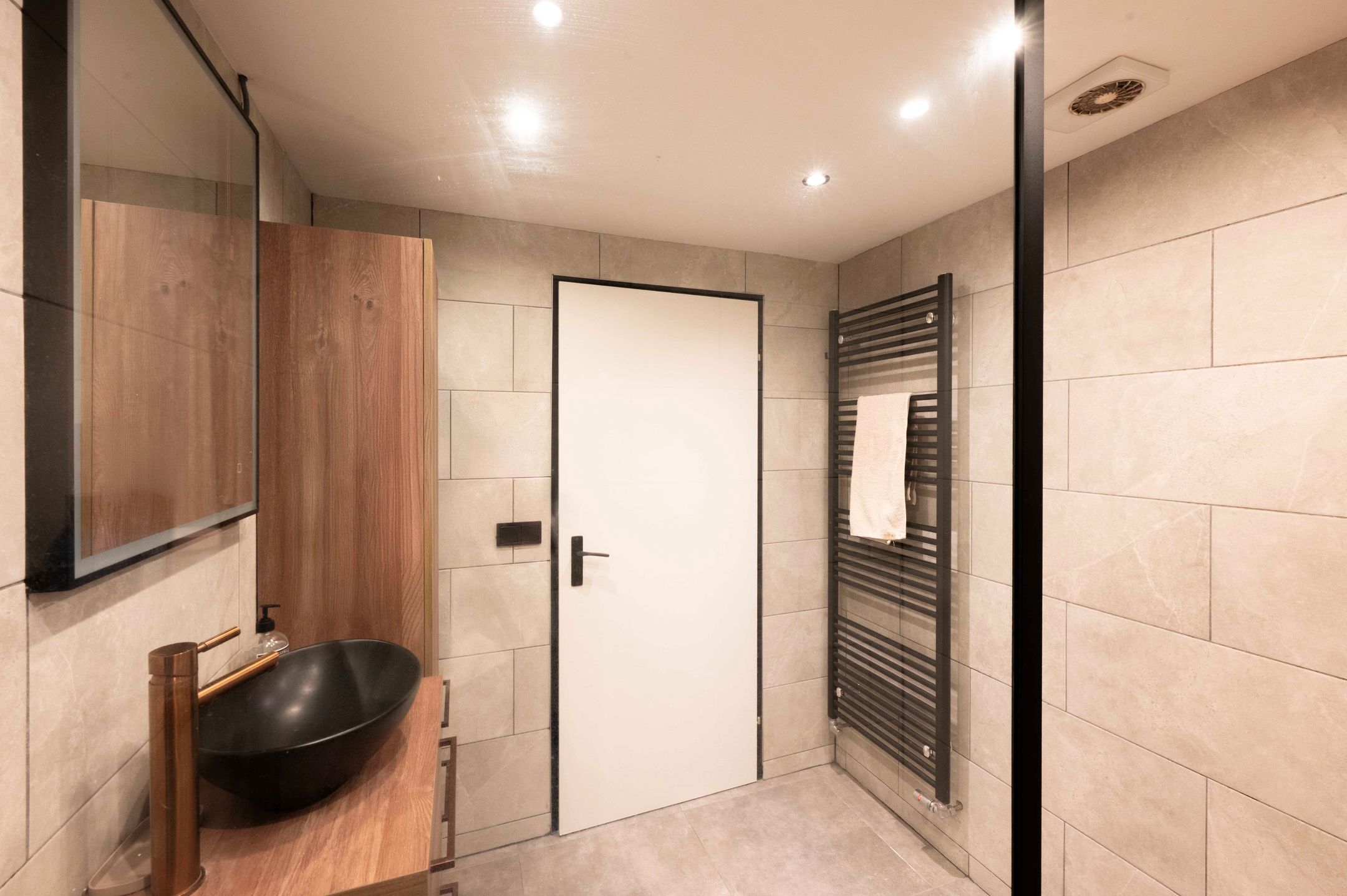 Spacious Move-In Ready Terraced Home with Modern Amenities in Oudenbosch — 42