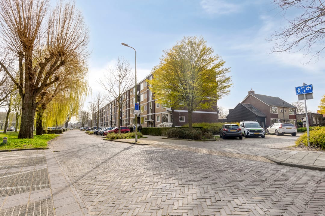 Modern New Build End Terrace Home with Private Parking in City Center — 27