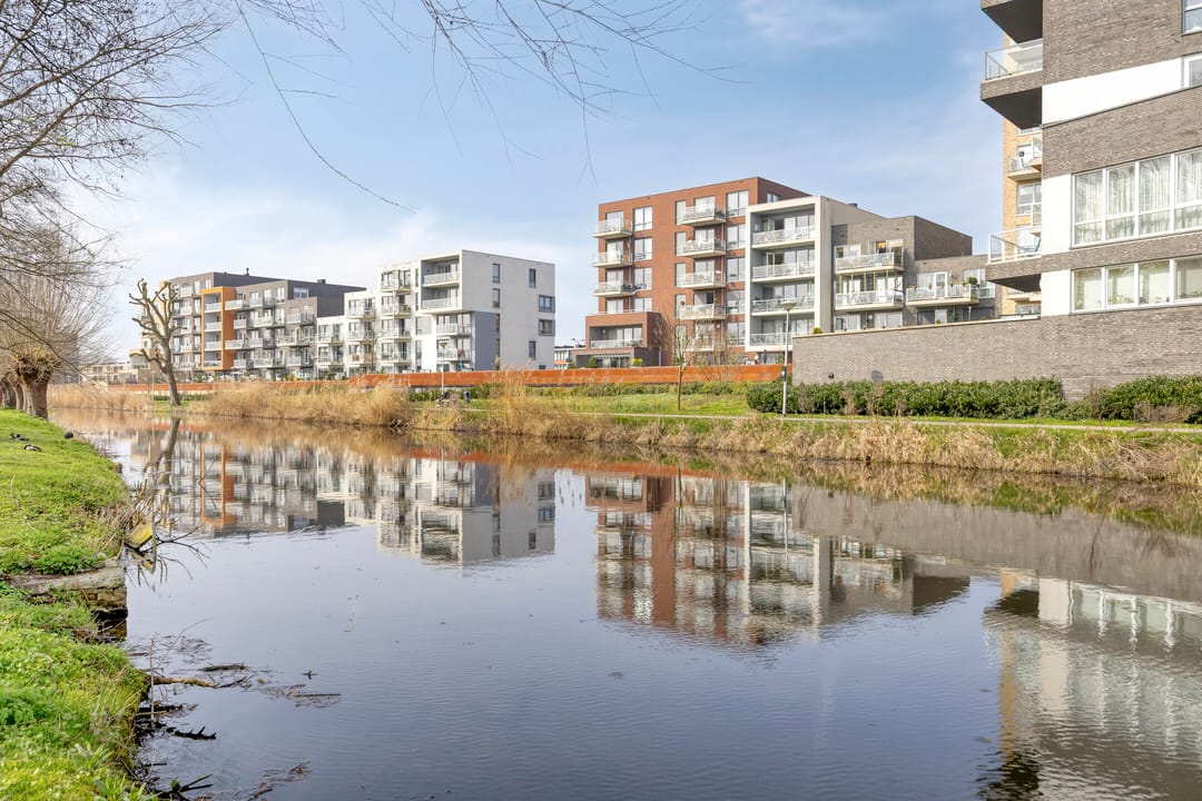 Modern New Build End Terrace Home with Private Parking in City Center — 25