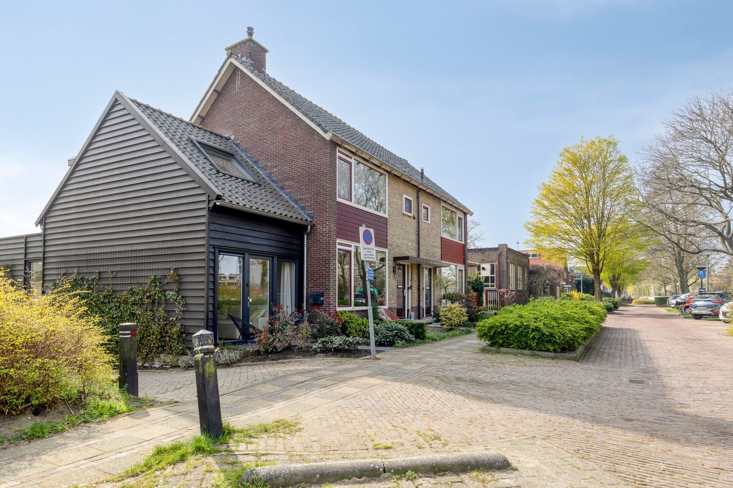 Modern New Build End Terrace Home with Private Parking in City Center — 24