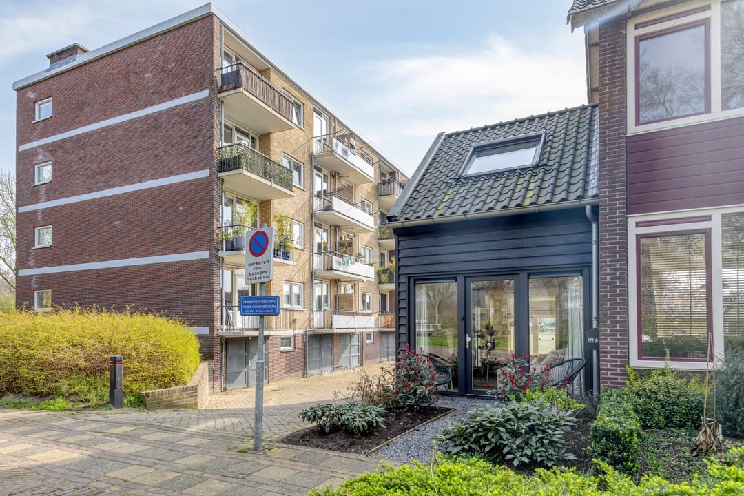 Modern New Build End Terrace Home with Private Parking in City Center — 30