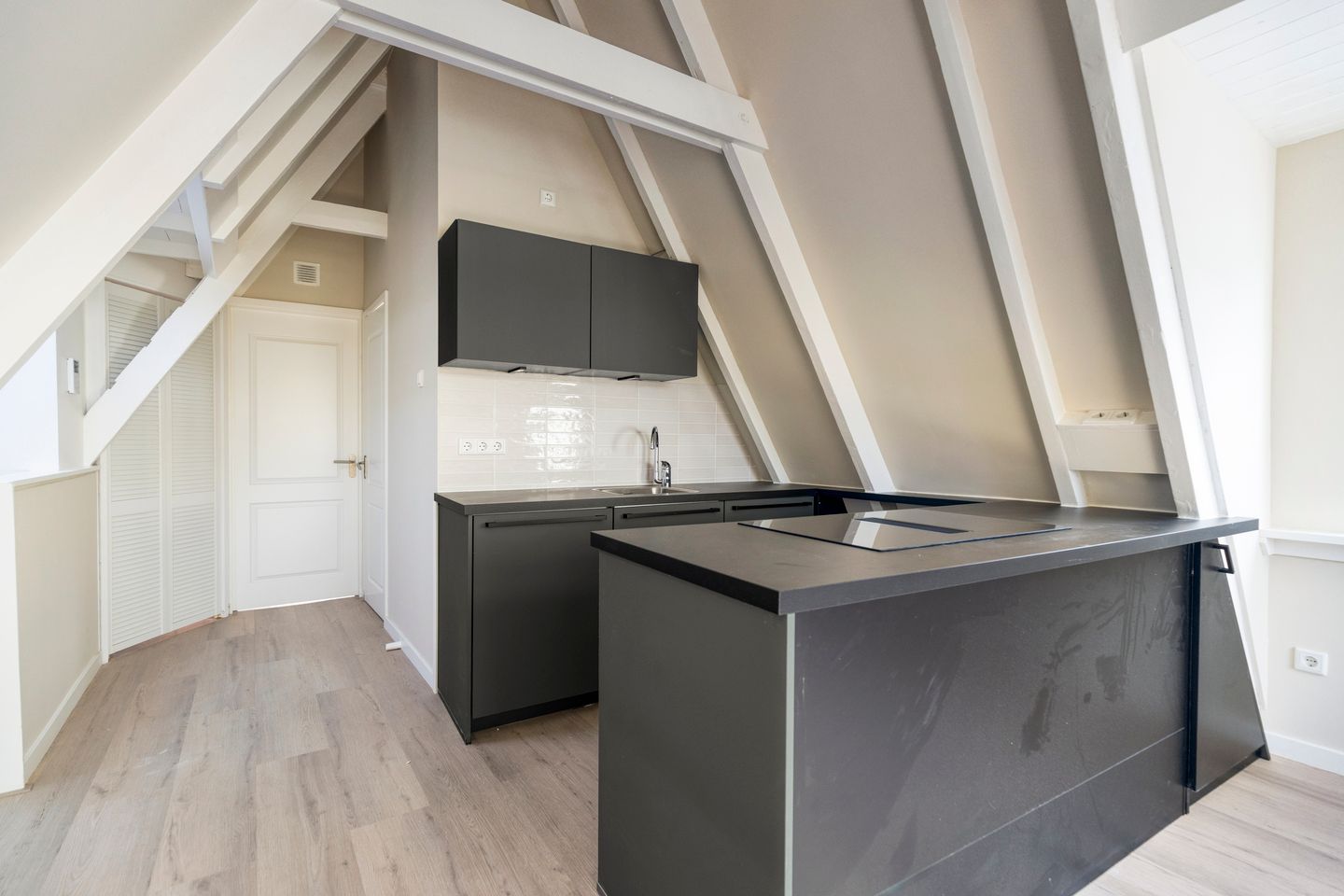 Photo 5 of Da Costastraat 94-A4