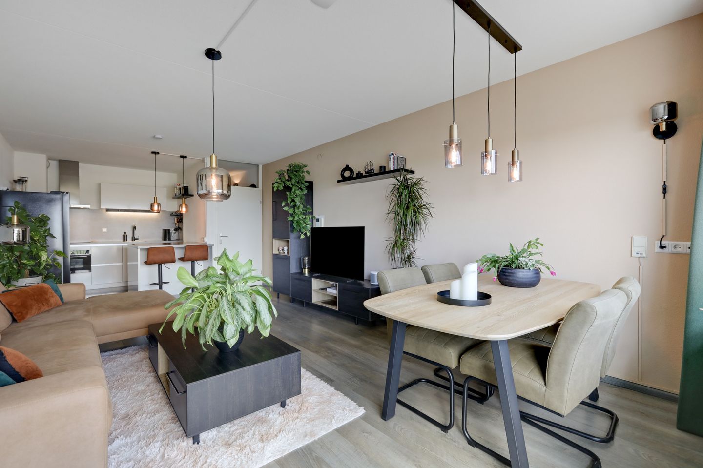 Ready-to-Move-In Apartment with East-Facing Balcony and Panoramic Views in Velp — 13