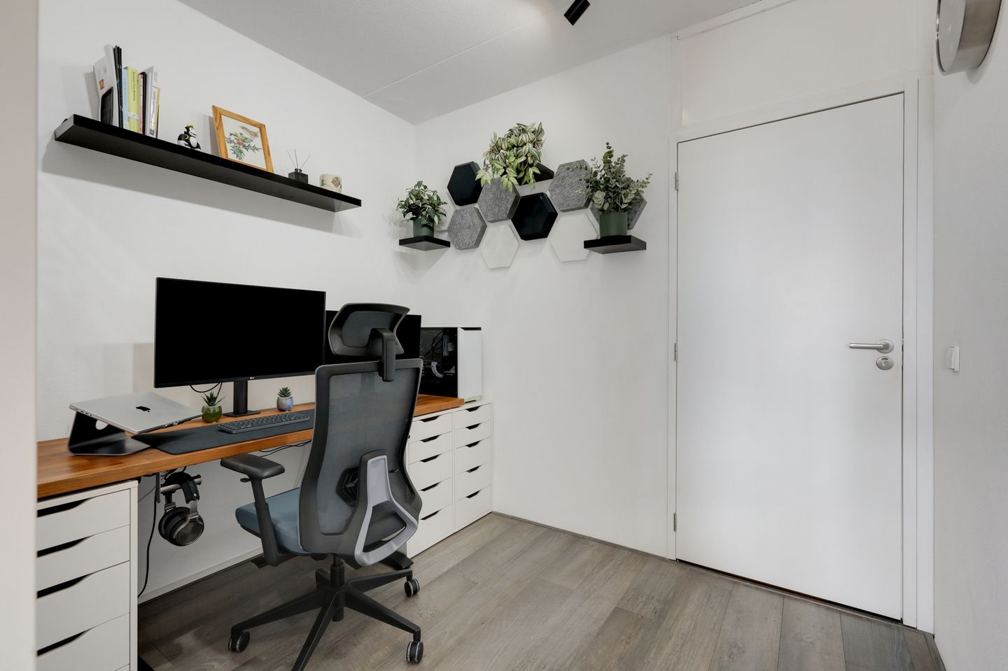 Ready-to-Move-In Apartment with East-Facing Balcony and Panoramic Views in Velp — 18