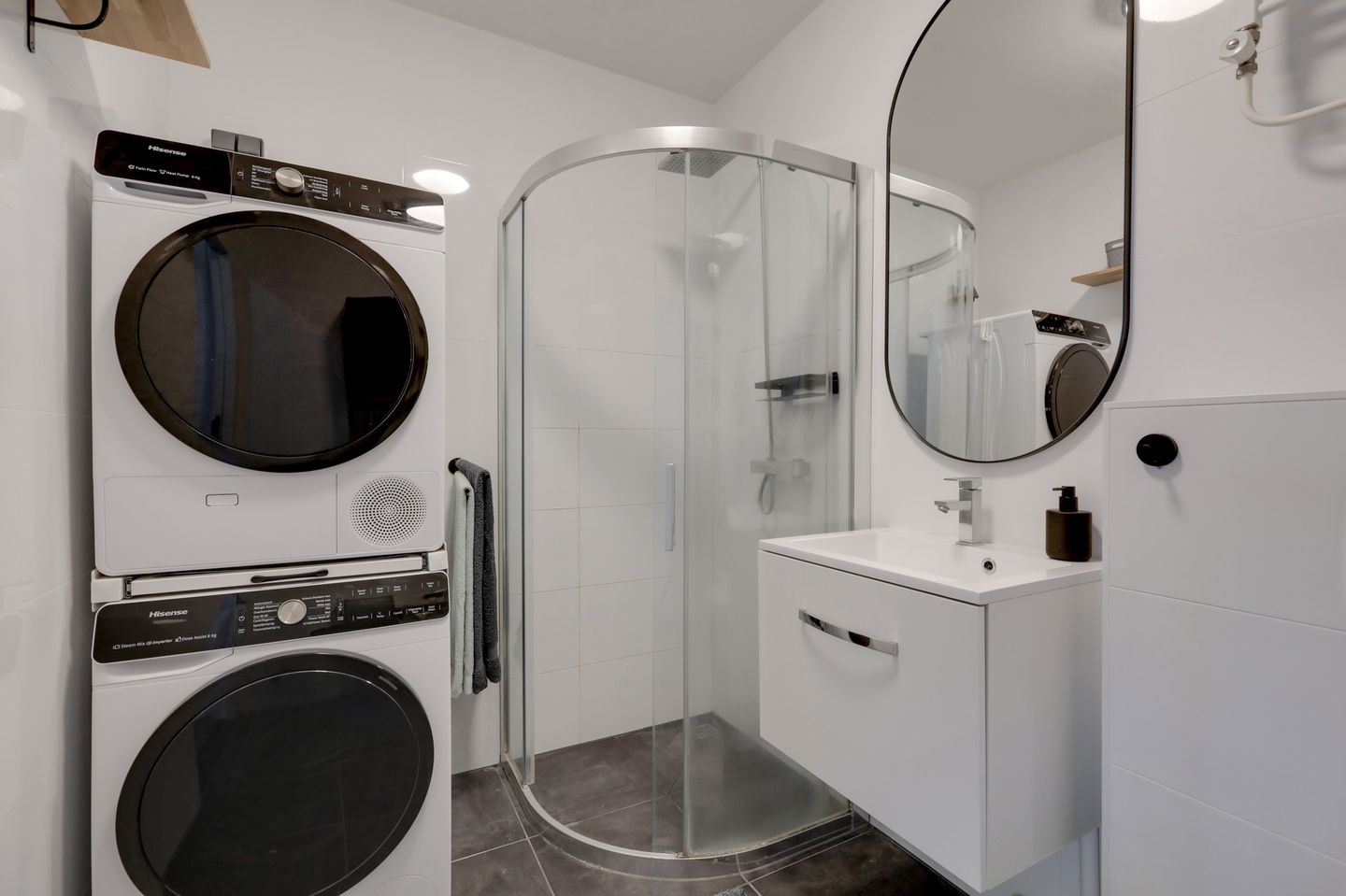 Ready-to-Move-In Apartment with East-Facing Balcony and Panoramic Views in Velp — 19